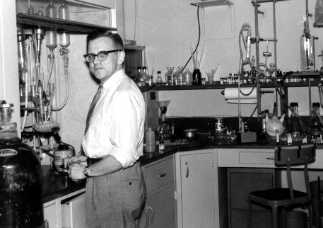 А.Вовк в хемічній лабораторії в Ню Джерзі. 19 січня 1962 р.