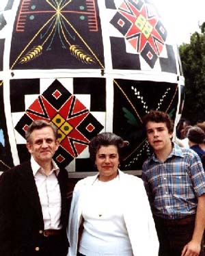 А.Вовк з дружиною Уляною та сином Андрієм на українському фестивалі в місті Голмдел, Ню Джерзі, 18 червня 1983р.